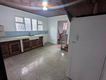 Venta de casa familiar de 4 habitaciones con patio y 2 parqueos #26-2165 GS