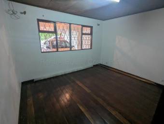Venta de casa familiar de 4 habitaciones con patio y 2 parqueos #26-2165 GS