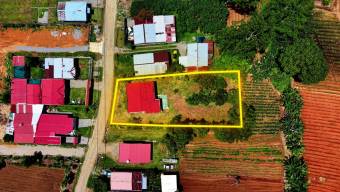 SE VENDE CASA CON AMPLIO TERRENO PLANO Y ARBOLES FRUTALES