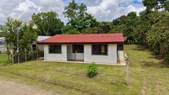 SE VENDE CASA CON AMPLIO TERRENO PLANO Y ARBOLES FRUTALES