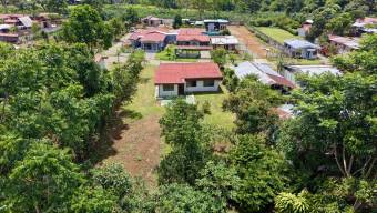 SE VENDE CASA CON AMPLIO TERRENO PLANO Y ARBOLES FRUTALES
