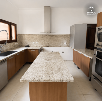 Villa Madeiras  Residencia de Lujo Remodelada en Condominio Monterán