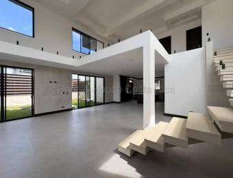 Moderna Casa en Venta en Ulloa, Heredia 