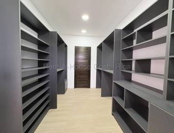 Moderna Casa en Venta en Ulloa, Heredia 