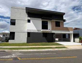 Moderna Casa en Venta en Ulloa, Heredia 
