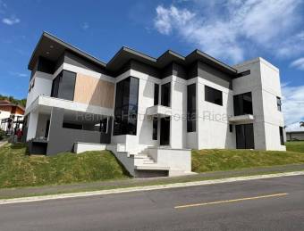 Moderna Casa en Venta en Ulloa, Heredia 