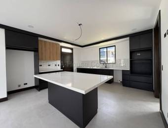 Moderna Casa en Venta en Ulloa, Heredia 