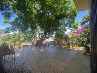Se vende casa en Colón Mora 26-521