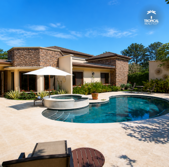 Casa de Lujo Frente al Campo de Golf en Los Reyes  Piscina Privada  La Guácima