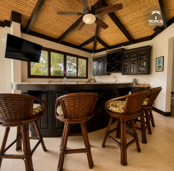 Casa de Lujo Frente al Campo de Golf en Los Reyes  Piscina Privada  La Guácima