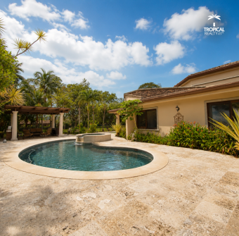 Casa de Lujo Frente al Campo de Golf en Los Reyes  Piscina Privada  La Guácima