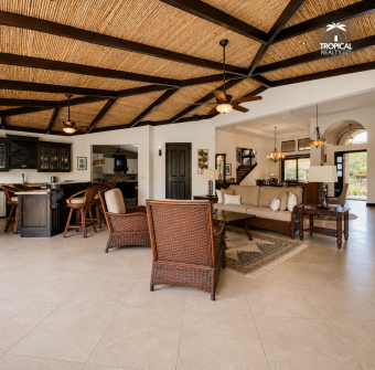 Casa de Lujo Frente al Campo de Golf en Los Reyes  Piscina Privada  La Guácima