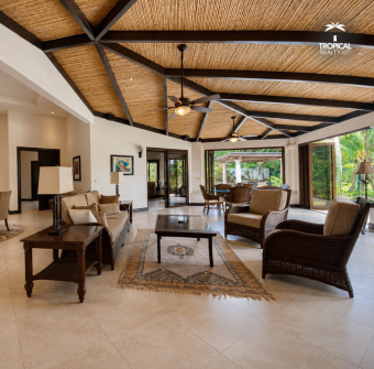 Casa de Lujo Frente al Campo de Golf en Los Reyes  Piscina Privada  La Guácima