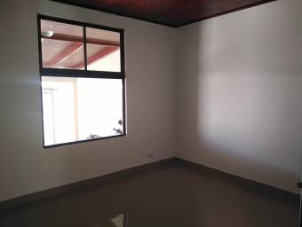 Venta casa de un nivel con jardín y parqueo para 2 vehículos #26-295 GS