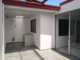 Venta casa de un nivel con jardín y parqueo para 2 vehículos #26-295 GS