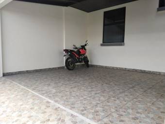 Venta casa de un nivel con jardín y parqueo para 2 vehículos #26-295 GS
