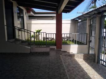 Venta casa de un nivel con jardín y parqueo para 2 vehículos #26-295 GS