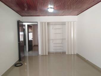 Venta casa de un nivel con jardín y parqueo para 2 vehículos #26-295 GS