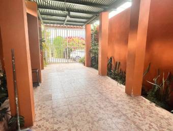 Venta casa amplia con terraza, 4 habitaciones y entorno natural #26-844 GS