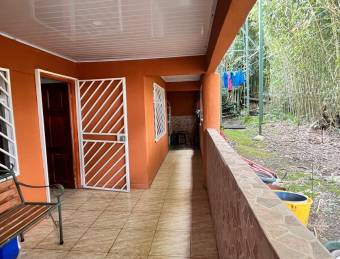 Venta casa amplia con terraza, 4 habitaciones y entorno natural #26-844 GS