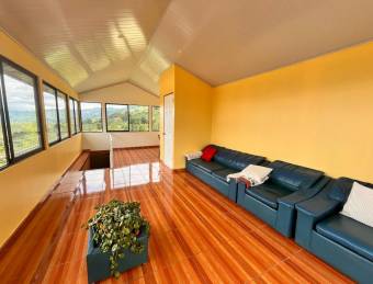 Venta casa amplia con terraza, 4 habitaciones y entorno natural #26-844 GS