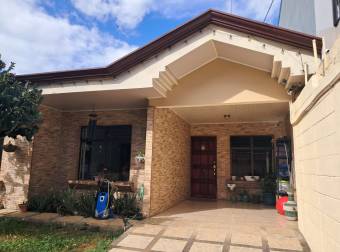 Single-story house for sale in the Monte Ayarco residential area, Curridabat.