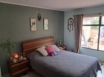Single-story house for sale in the Monte Ayarco residential area, Curridabat.