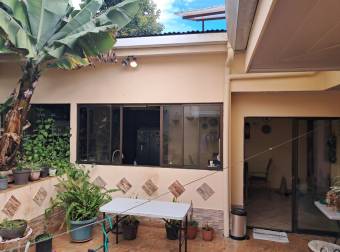 Single-story house for sale in the Monte Ayarco residential area, Curridabat.