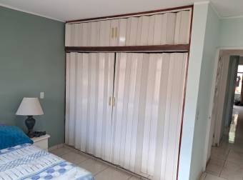 Single-story house for sale in the Monte Ayarco residential area, Curridabat.