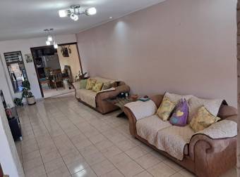 Single-story house for sale in the Monte Ayarco residential area, Curridabat.