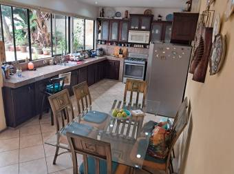 Single-story house for sale in the Monte Ayarco residential area, Curridabat.