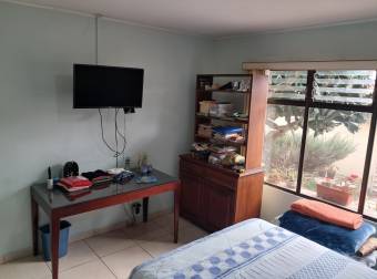 Single-story house for sale in the Monte Ayarco residential area, Curridabat.