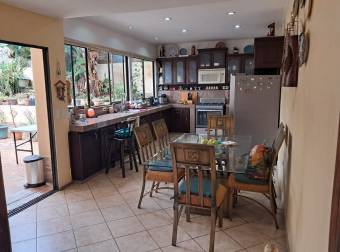 Single-story house for sale in the Monte Ayarco residential area, Curridabat.