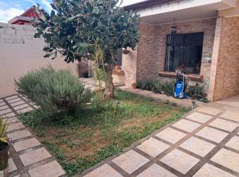 Single-story house for sale in the Monte Ayarco residential area, Curridabat.