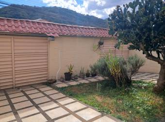 Single-story house for sale in the Monte Ayarco residential area, Curridabat.