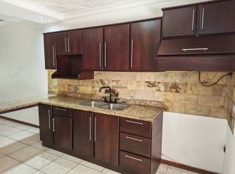 Alquiler casa en condominio 