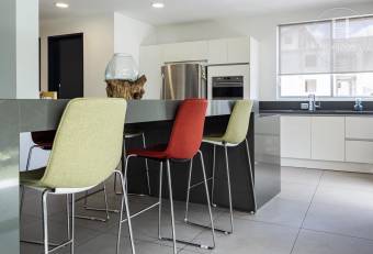 Se Vende Apartamento en Primera Planta con Jardín Privado en Condominio Vereda del Río Pie