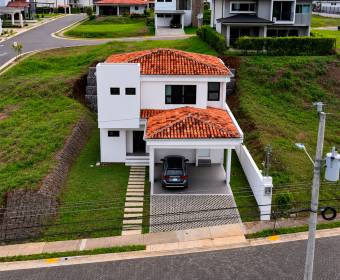 Casa nueva de 2 plantas con 3 habitaciones a la venta en condominio Terranova, La Ceiba de Alajuela.