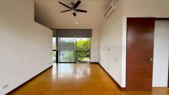 Venta de Casa de 3 Niveles en Piedades de Santa Ana. RAH 27-132