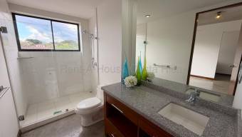 Venta de Casa de 3 Niveles en Piedades de Santa Ana. RAH 27-132