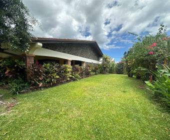 Exclusiva propiedad con dos casas independientes en venta en Ciudad Hacienda Los Reyes, La Guacima