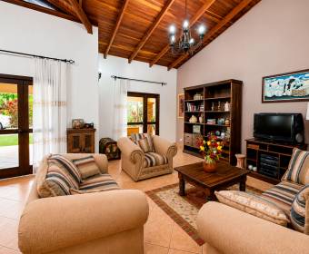 Exclusiva propiedad con dos casas independientes en venta en Ciudad Hacienda Los Reyes, La Guacima