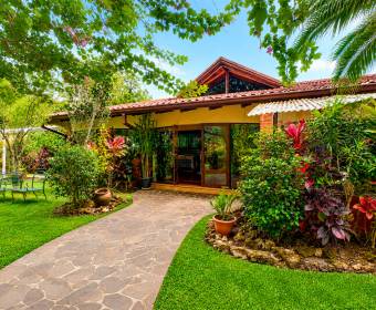 Exclusiva propiedad con dos casas independientes en venta en Ciudad Hacienda Los Reyes, La Guacima