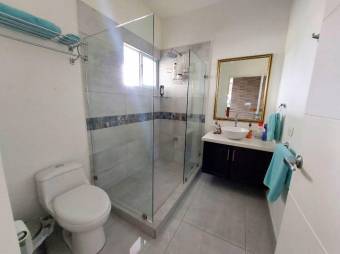 Venta de Casa en La Guácima de Alajuela. RAH 24-919
