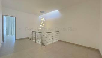 Alquiler de casa contemporánea con jardín privado en Escazú #26-2145 GS Alquiler de casa contemporánea con jardín privado en Escazú #26-2145 GS