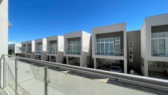 Alquiler de casa contemporánea con jardín privado en Escazú #26-2145 GS Alquiler de casa contemporánea con jardín privado en Escazú #26-2145 GS