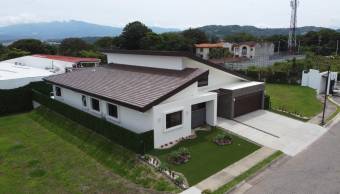 Venta de Moderna y Estraordinaria Casa en Santa Ana / Mls. 26-713 OFC JB