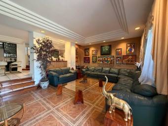 Venta de Casa ESQUINERA en Mata Redonda, San José. RAH 27-145