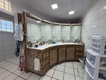 Venta de Casa ESQUINERA en Mata Redonda, San José. RAH 27-145