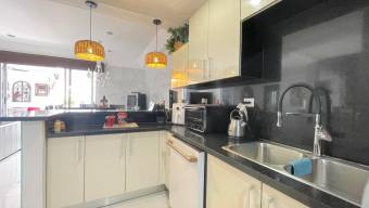 Venta de casa moderna en condominio con piscina y seguridad #26-2150 GS